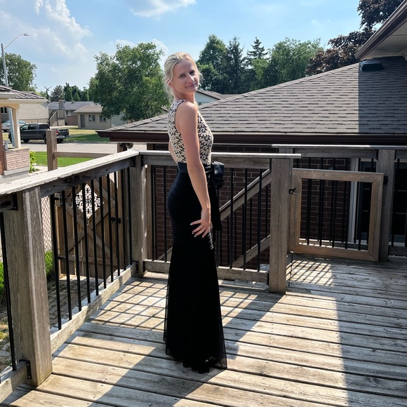 Flattering Laura Dress 🌸 - Picture 1 of 3